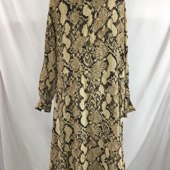 H&M python print fit flare long sleeve detailed dress - Picture 4 of 6